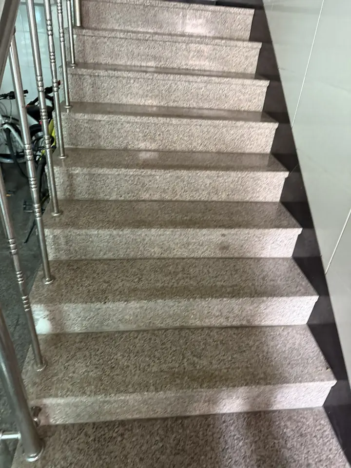 논현동 대리석 계단 논슬립 테이프 시공 전
