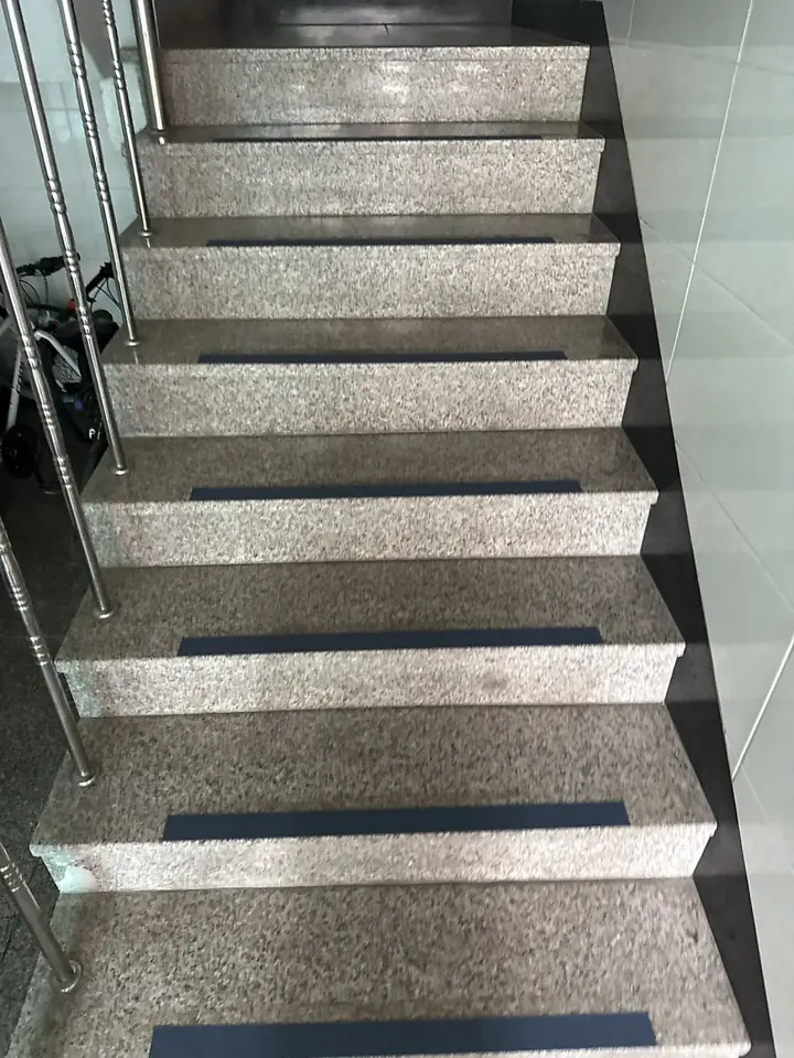 논현동 대리석 계단 논슬립 테이프 시공 후