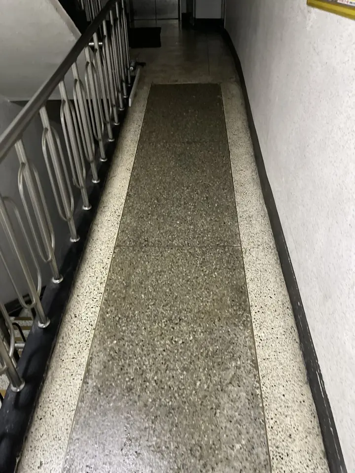수원 아파트 1층 공동현관 경사로 알루미늄 논슬립 시공 현장