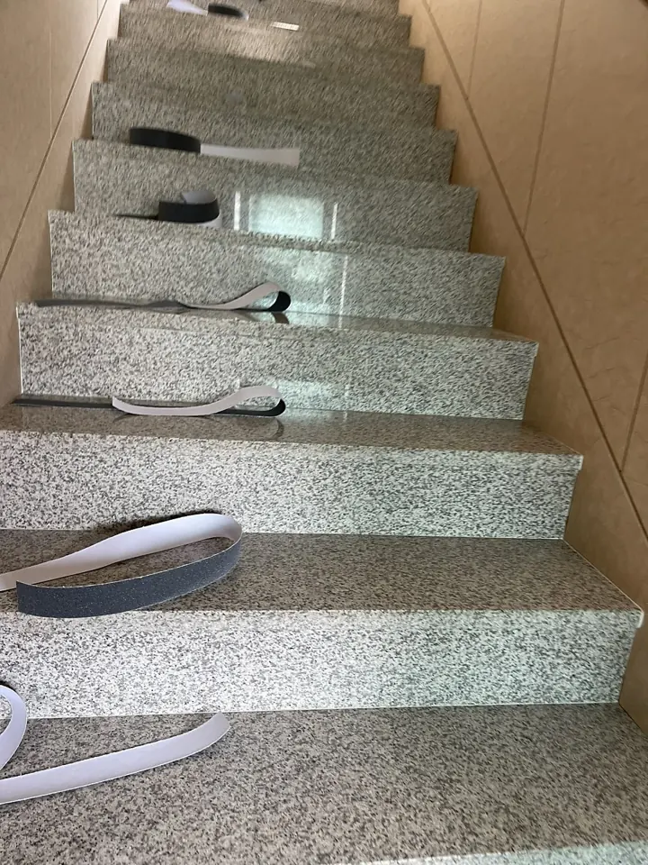 강원도 원주 상가 대리석 계단 논슬립 테이프 시공 현장 사진 2