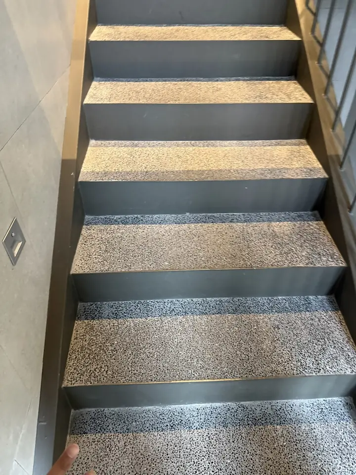 용산 상가 계단 논슬립 테이프 시공, 자갈 마감 계단에 블랙 테이프 현장